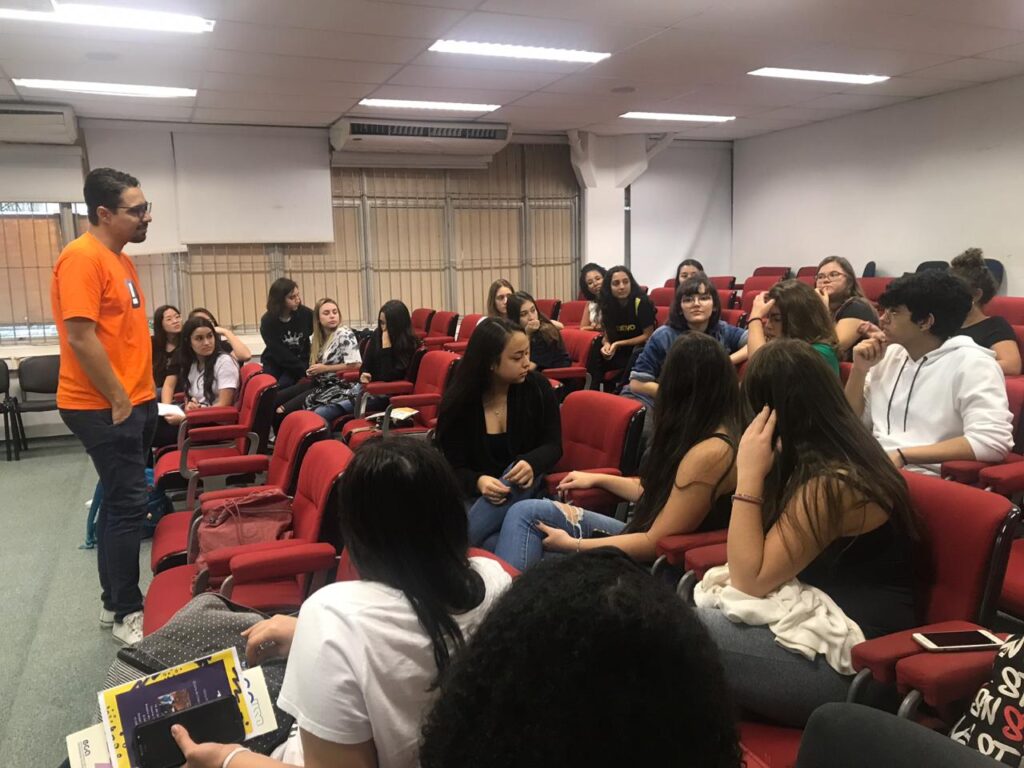 Emilio Alves Oliveira com alunos na USP na palestra sobre Opinião Algorítima.